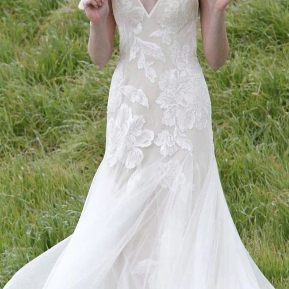 Watters Dresses & Skirts - Watters Cream Sleeveless V-Neck Wedding Gown
